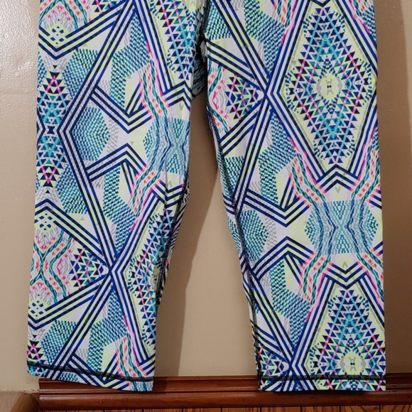 Victoria's Secret Vintage VSX Aztec Capris M - Picture 4 of 10